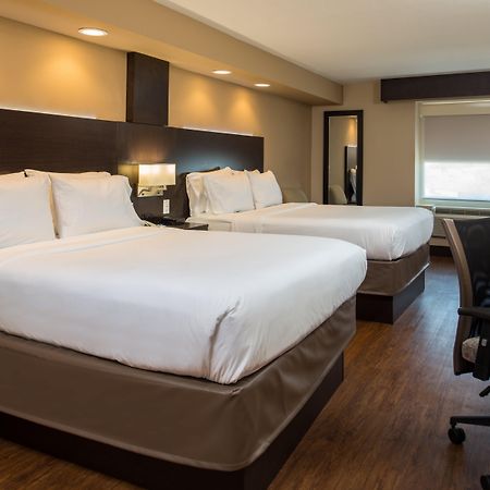 Holiday Inn Express & Suites San Antonio Medical - Six Flags By Ihg Экстерьер фото