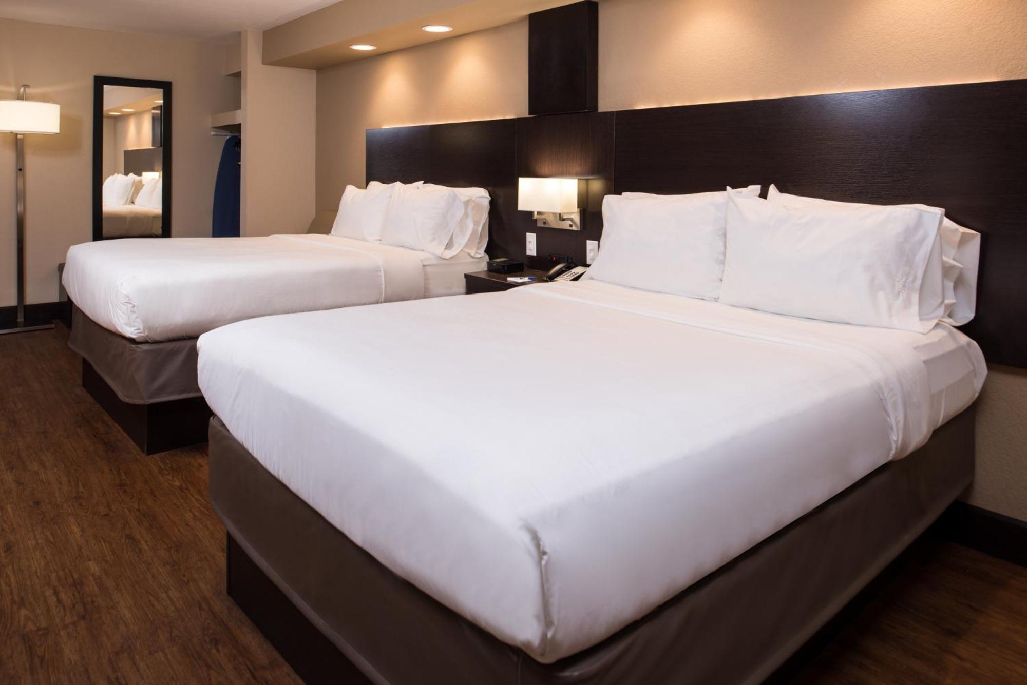 Holiday Inn Express & Suites San Antonio Medical - Six Flags By Ihg Экстерьер фото