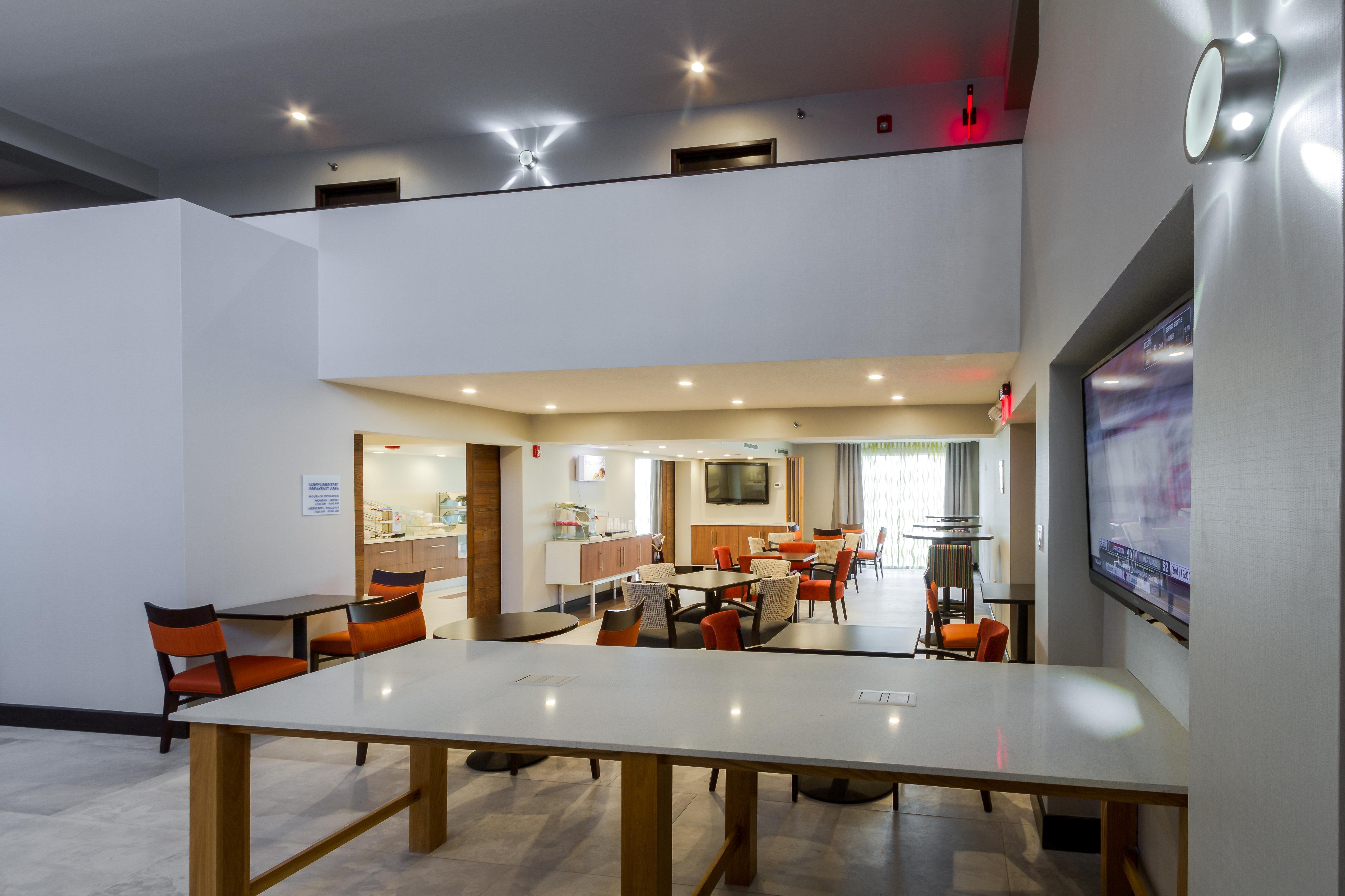 Holiday Inn Express & Suites San Antonio Medical - Six Flags By Ihg Экстерьер фото