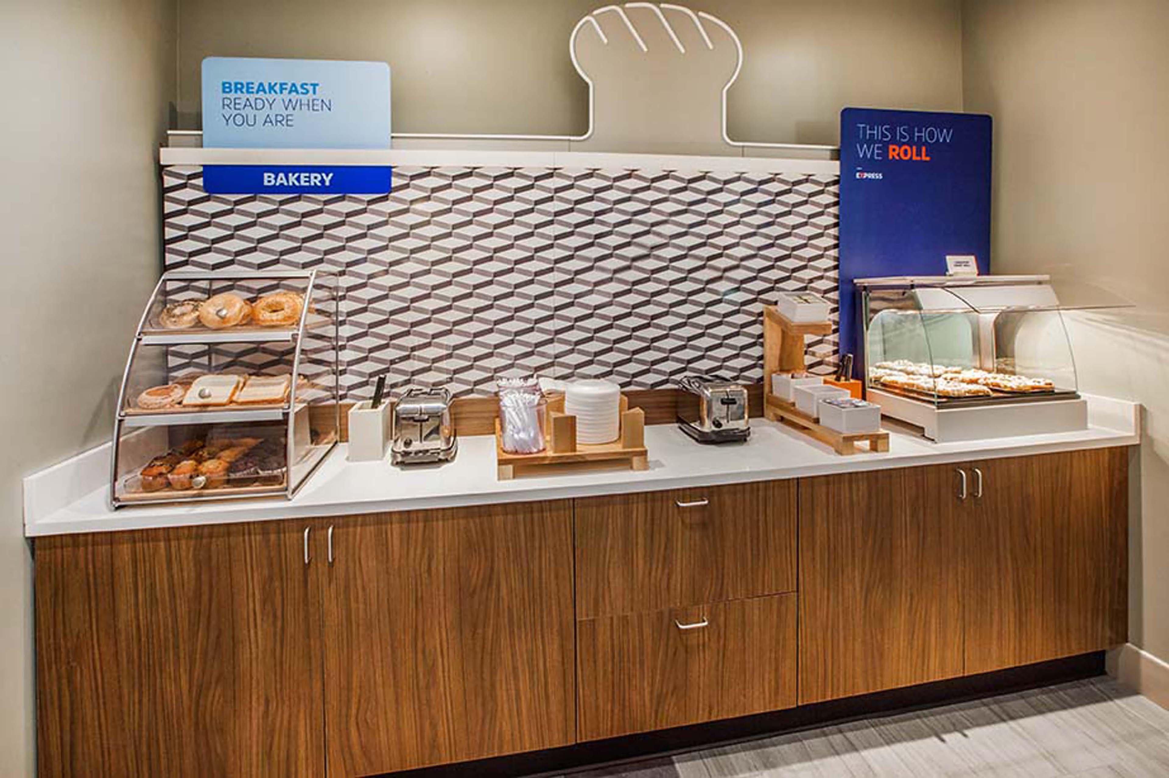 Holiday Inn Express & Suites San Antonio Medical - Six Flags By Ihg Экстерьер фото