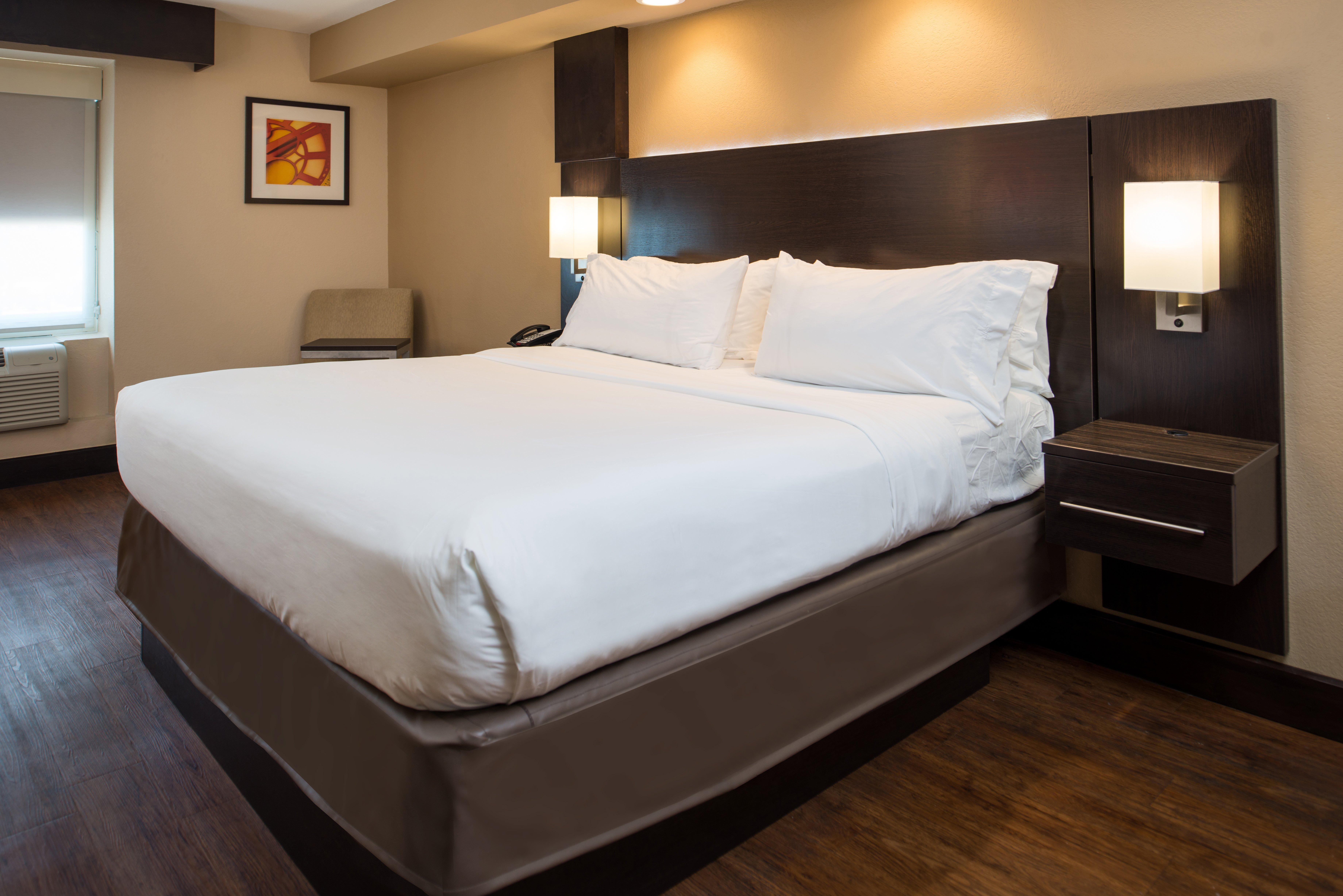 Holiday Inn Express & Suites San Antonio Medical - Six Flags By Ihg Экстерьер фото
