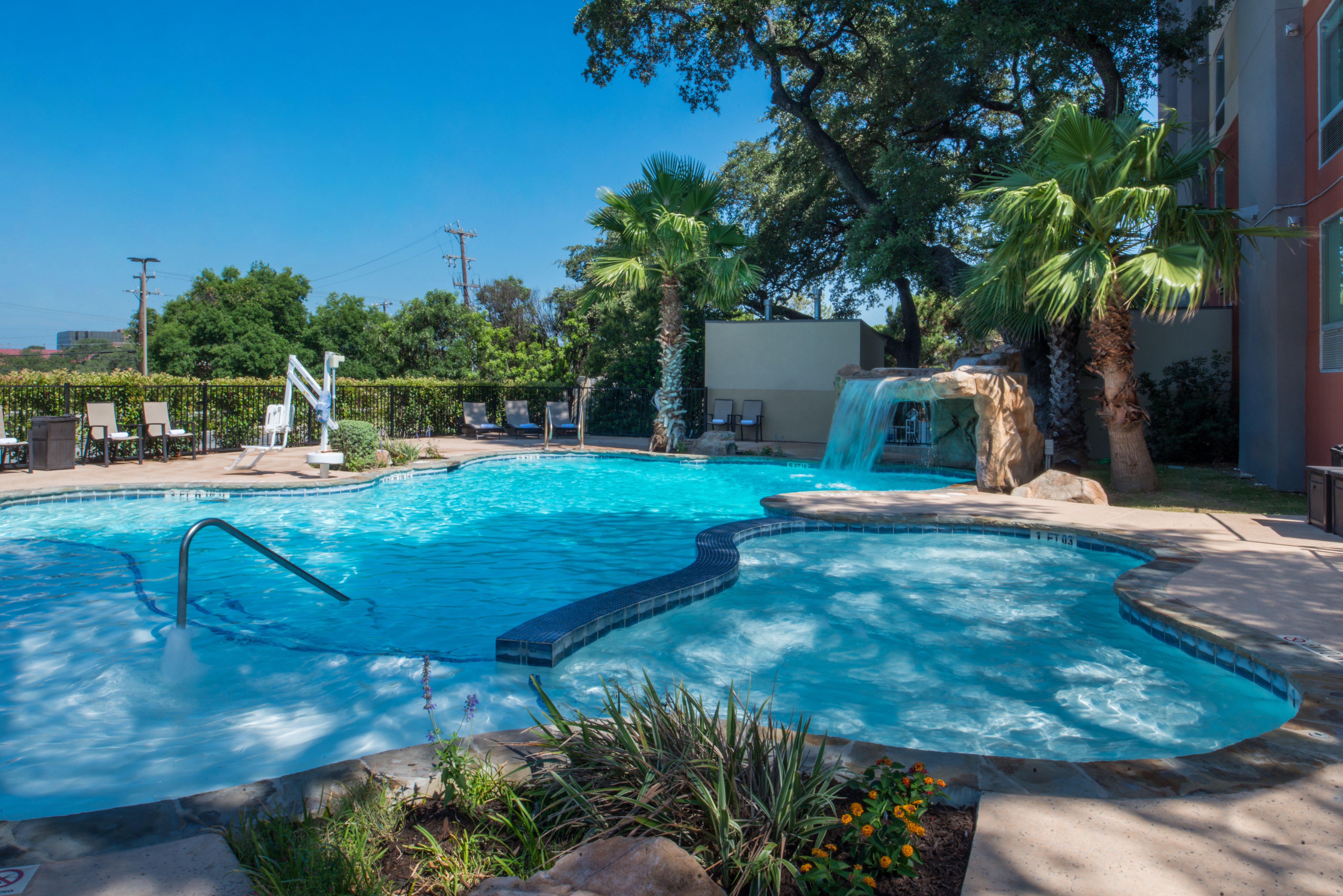 Holiday Inn Express & Suites San Antonio Medical - Six Flags By Ihg Экстерьер фото