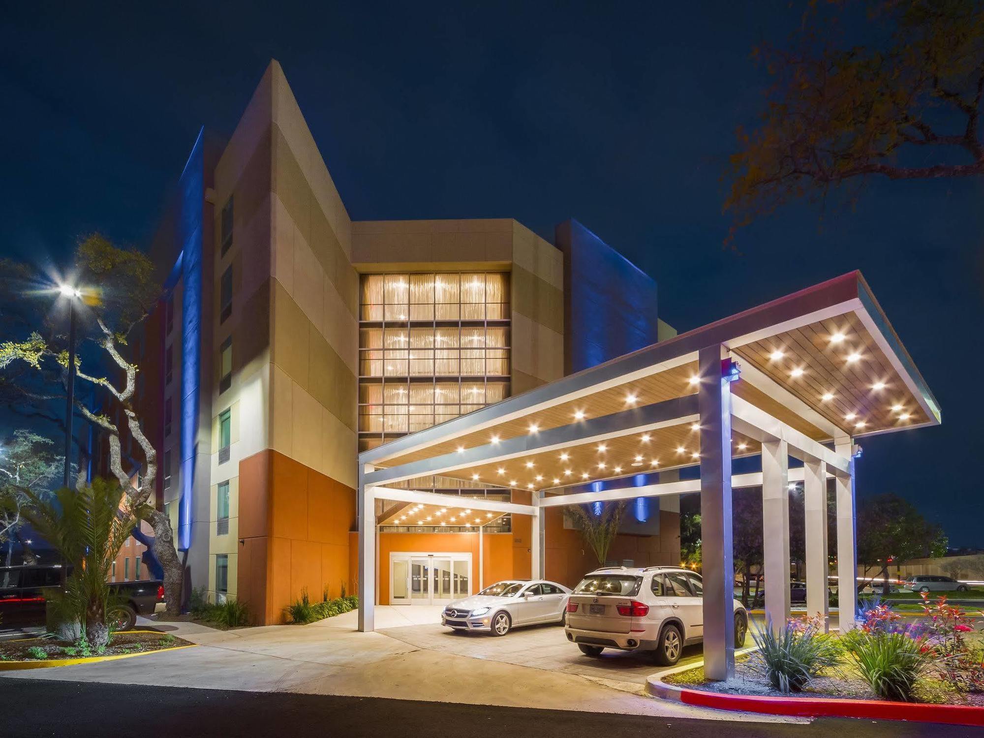 Holiday Inn Express & Suites San Antonio Medical - Six Flags By Ihg Экстерьер фото